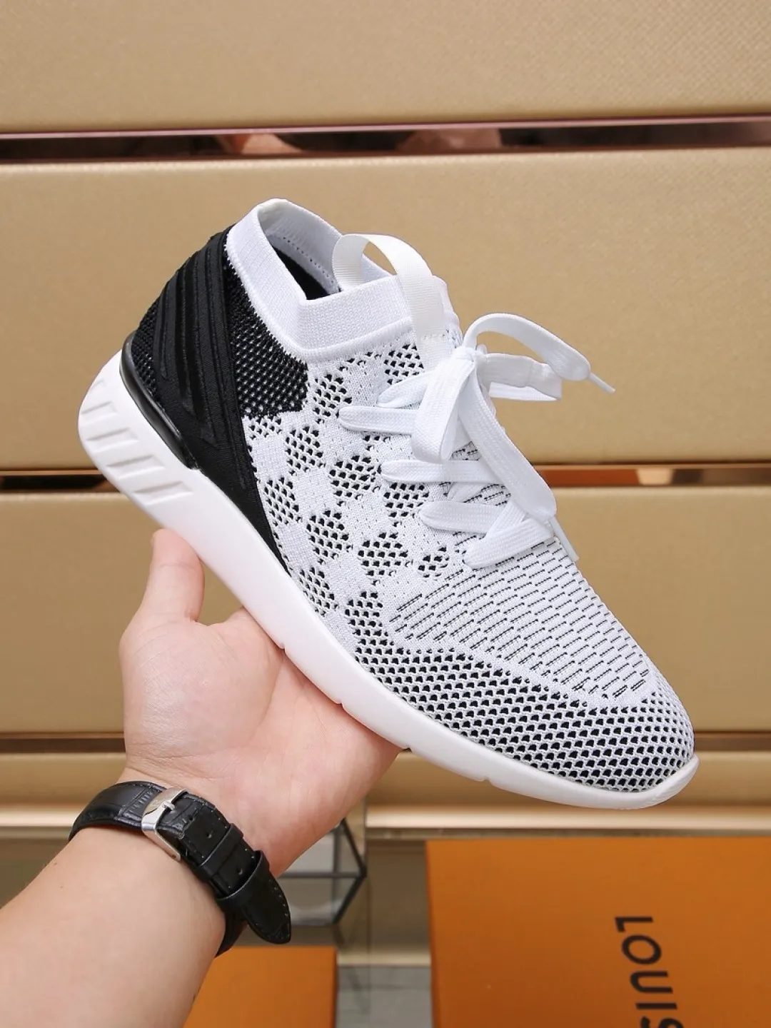 Men's shoes 💰P420💰"LOUI* VUITTO*" latest popular men's casual shoes ✔️This model is made of the original breathable fly woven fabric. The real thing is super shiny⚡️ Fashionable and versatile. The toe last shape is firm and full. The soles are LV original molds and can be put in and out at will. It is light and comfortable for the foot~Purely handmade, details determine the quality! Size:38-44